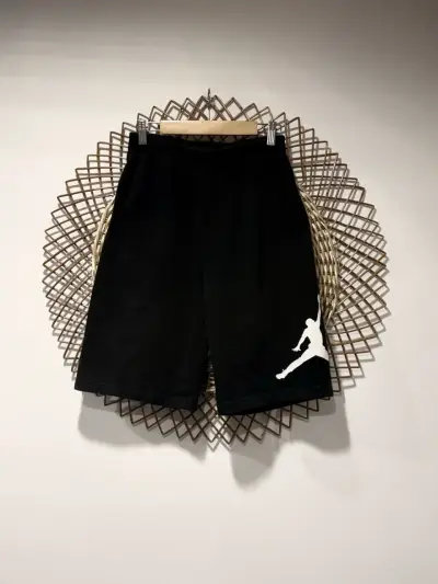 Shorts deportivos negros con logo blanco Jordan - miniatura 1