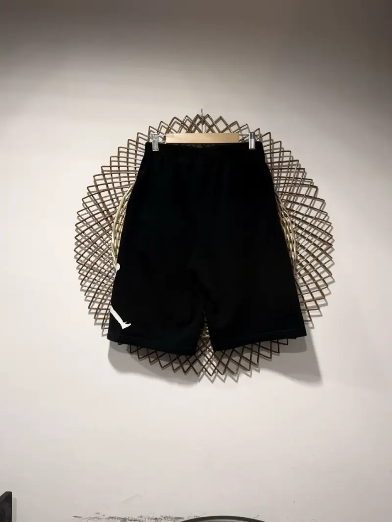 Shorts deportivos negros con logo blanco Jordan - 2