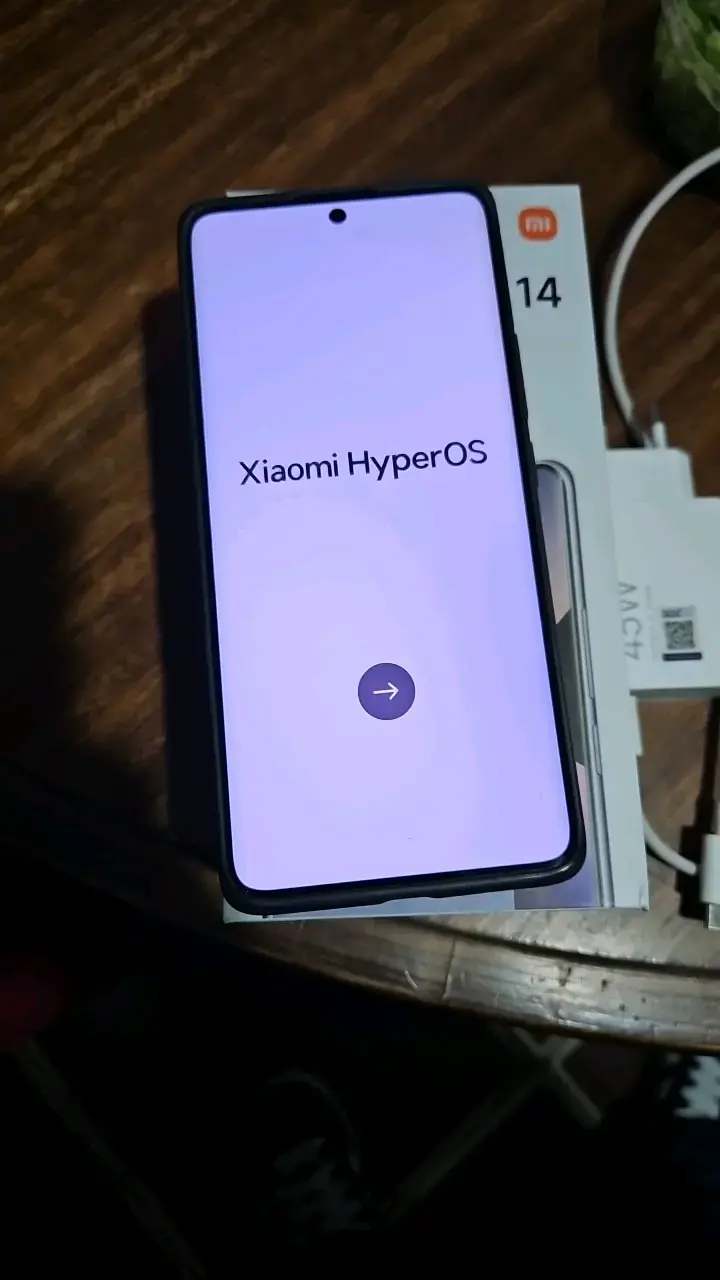 Smartphone Xiaomi 14 con HyperOS - 1