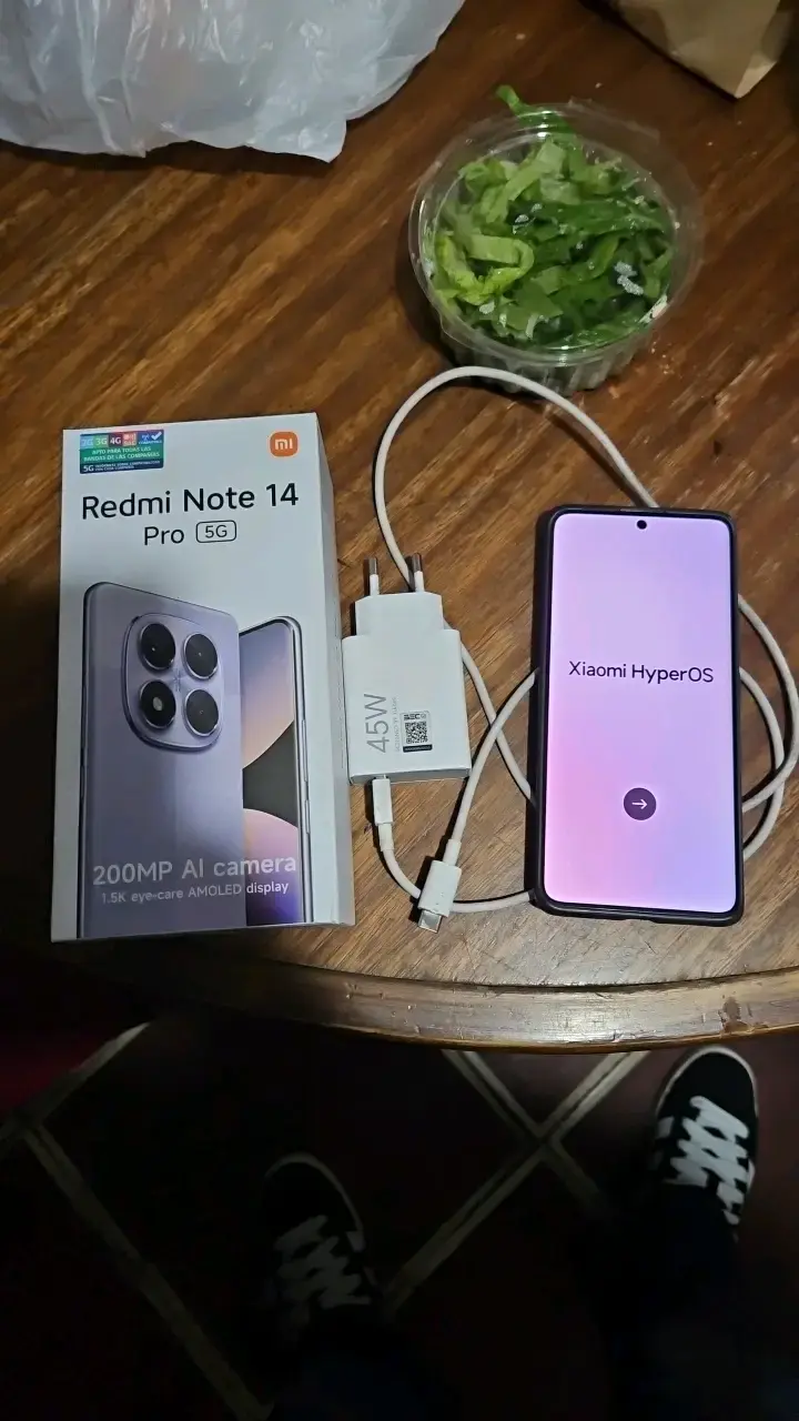 Smartphone Xiaomi 14 con HyperOS - 2