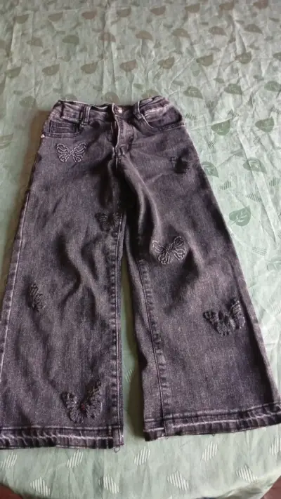 Jeans negros con bordado de mariposas - miniatura 1