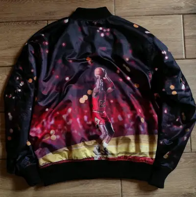 Chaqueta bomber Jordan con diseño gráfico - miniatura 2