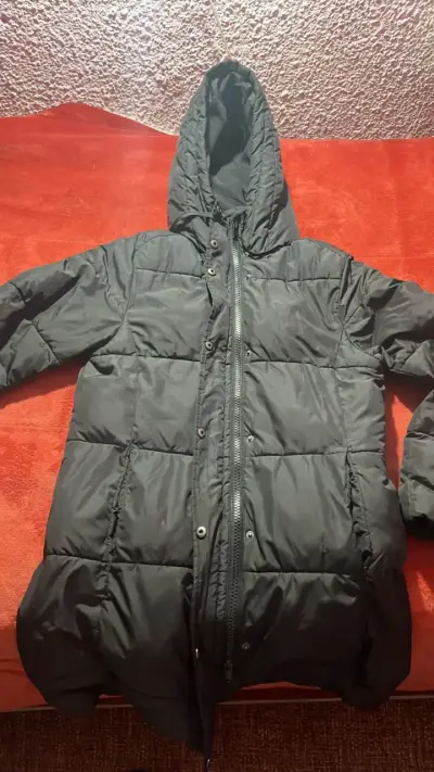 Chaqueta acolchada negra con capucha - miniatura 1