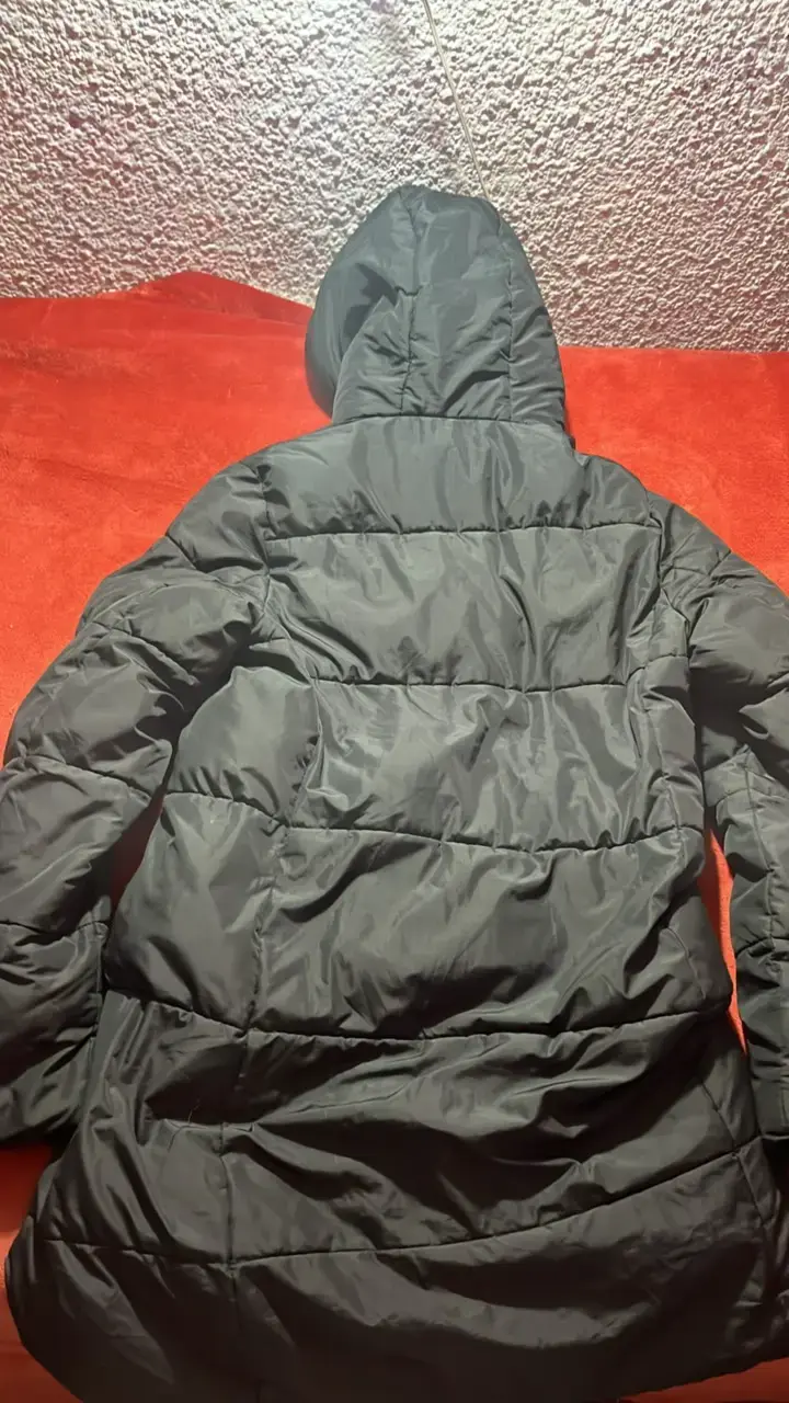 Chaqueta acolchada negra con capucha - 2
