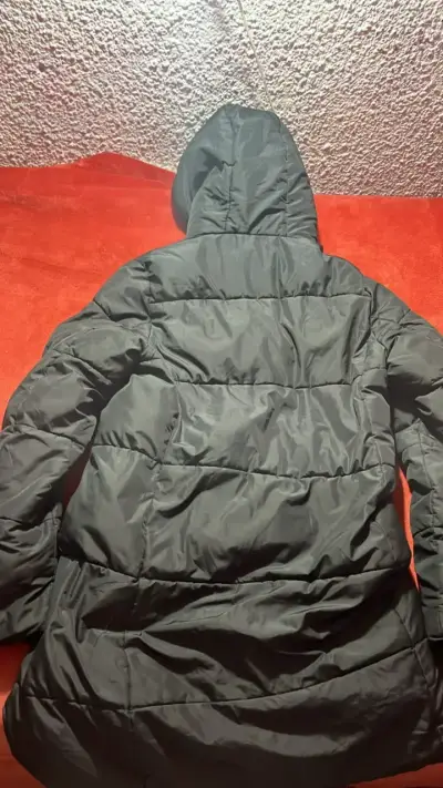Chaqueta acolchada negra con capucha - miniatura 2
