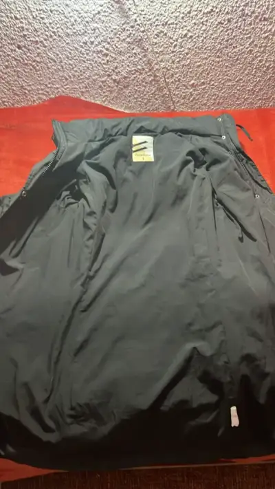 Chaqueta acolchada negra con capucha - miniatura 3