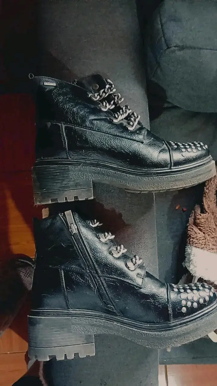 Botines de cuero negro con tachas