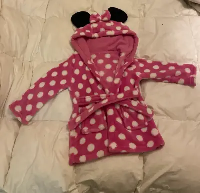 Bata infantil con capucha de Minnie Mouse - miniatura 1