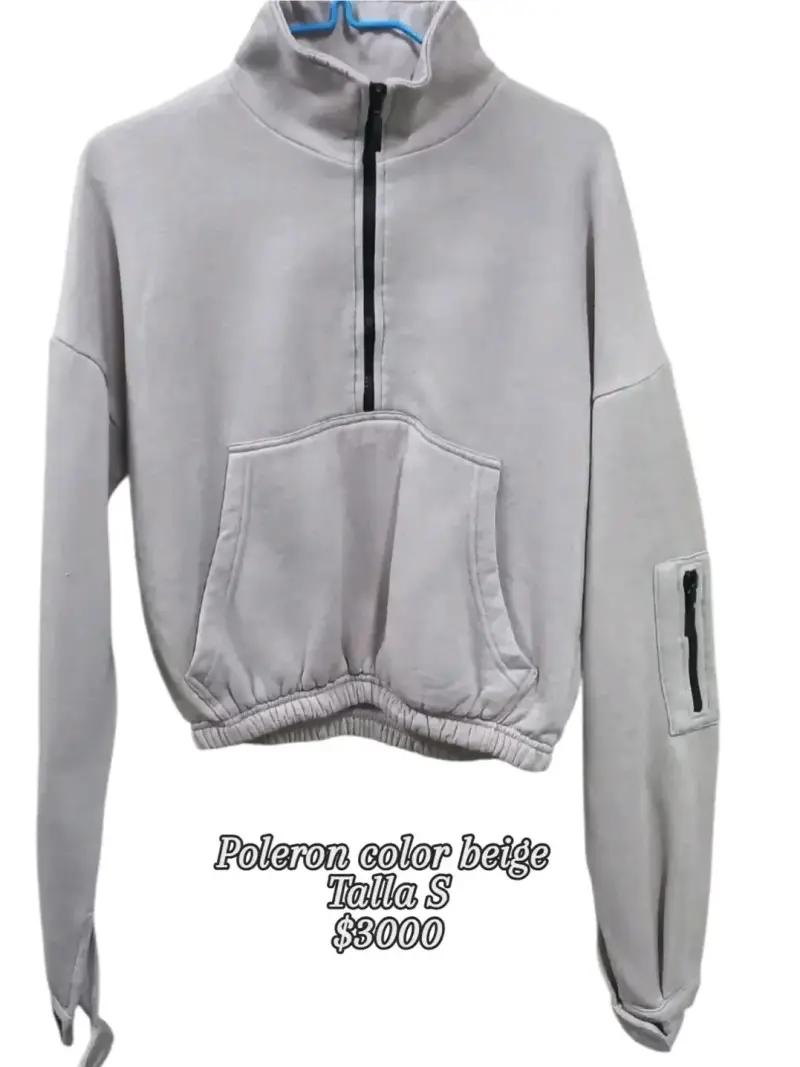 Polerón beige con cierre y bolsillo