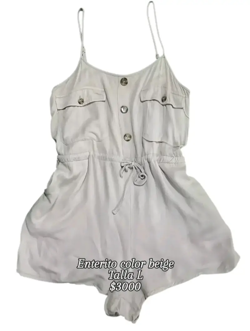 Enterito beige con botones y tirantes