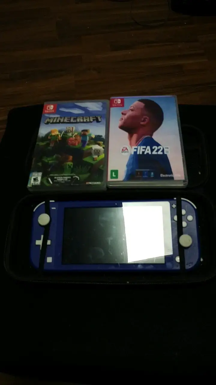 Nintendo Switch Lite con juegos Minecraft y FIFA 22 - 1