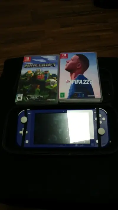 Nintendo Switch Lite con juegos Minecraft y FIFA 22 - miniatura 1