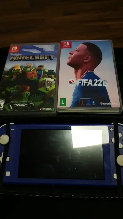 Nintendo Switch Lite con juegos Minecraft y FIFA 22 - miniatura 2