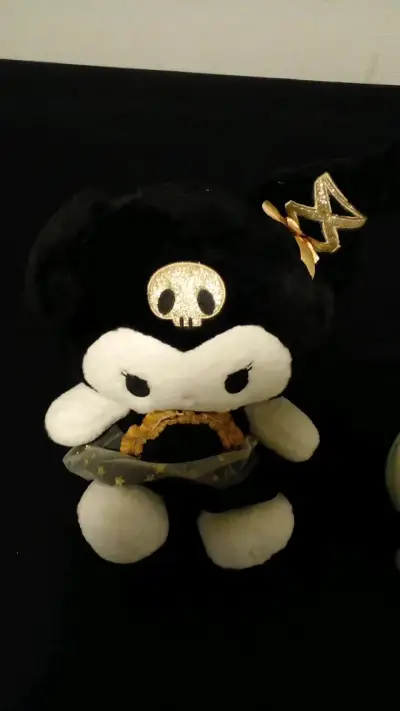Peluche de personaje con sombrero negro - miniatura 1
