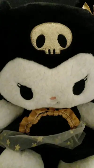 Peluche de personaje con sombrero negro - miniatura 6