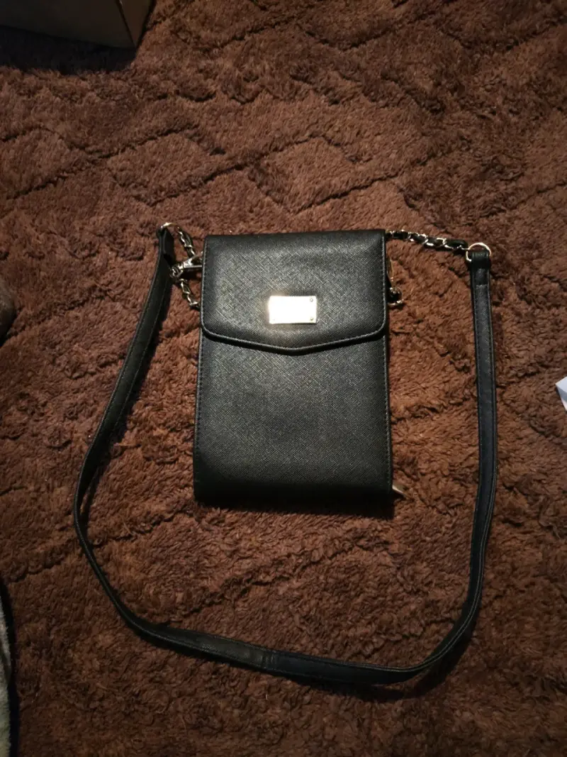 Cartera negra con cadena elegante - 1
