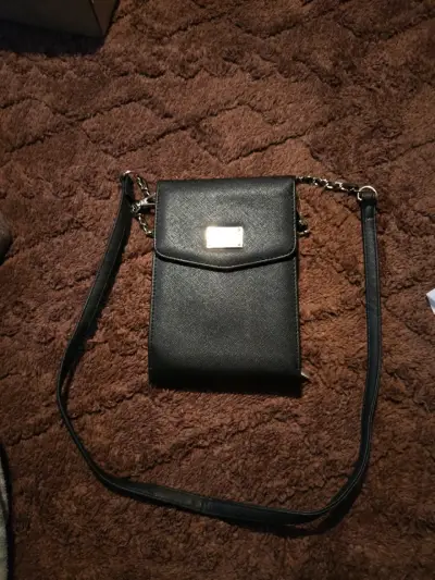 Cartera negra con cadena elegante - miniatura 1