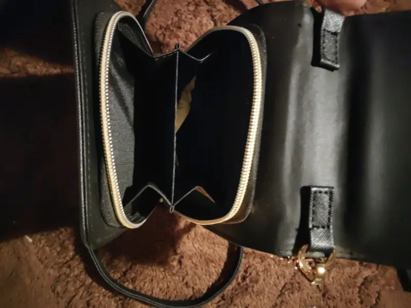 Cartera negra con cadena elegante - 3