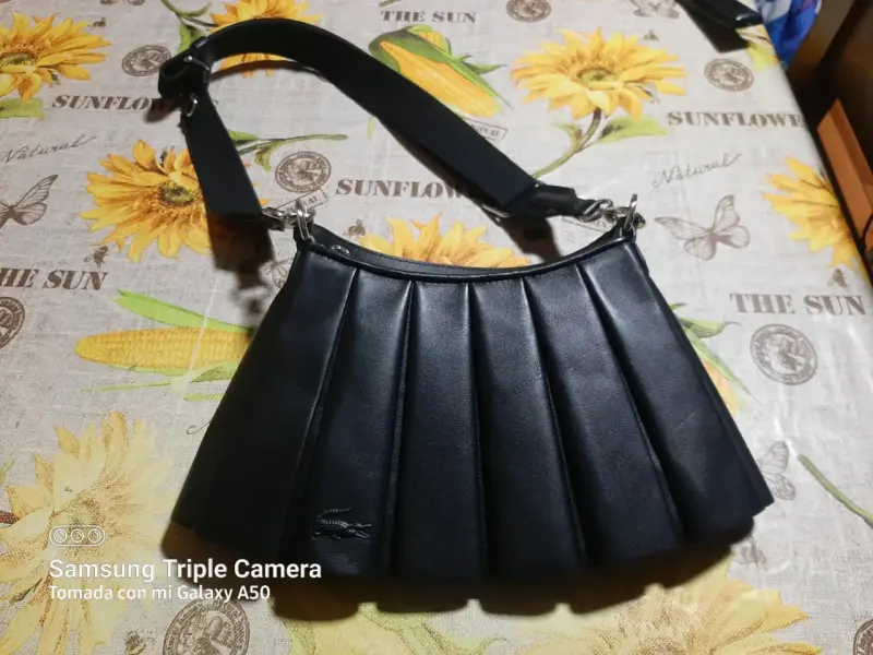 Cartera negra de cuero con correa adjustable - 1