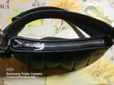 Cartera negra de cuero con correa adjustable - miniatura 3