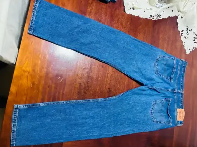 Jeans clásicos de mezclilla azul para hombre - miniatura 1