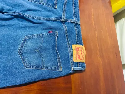 Jeans clásicos de mezclilla azul para hombre - miniatura 2