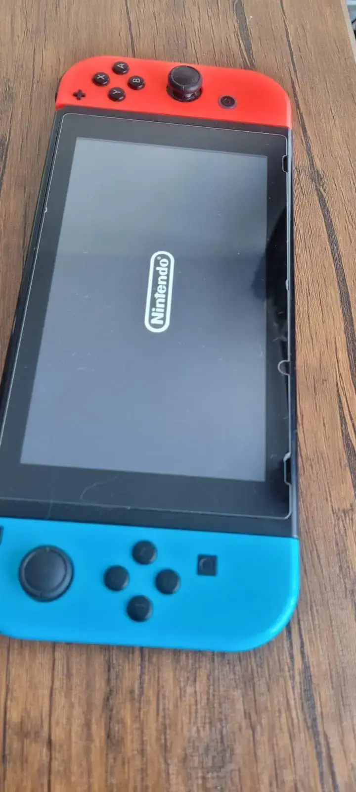 Consola Nintendo Switch con Joy-Con rojo y azul - 1