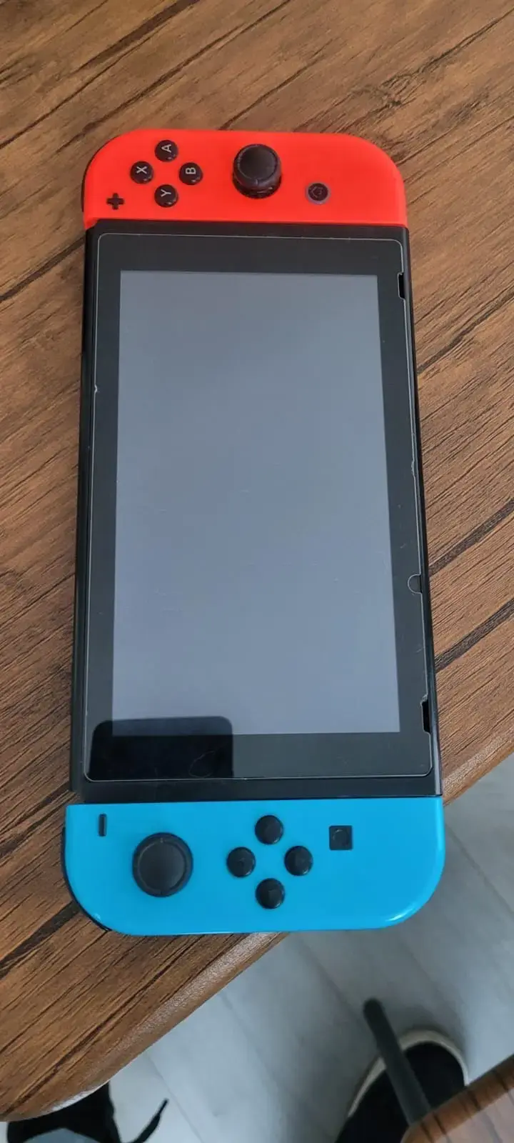 Consola Nintendo Switch con Joy-Con rojo y azul - 3