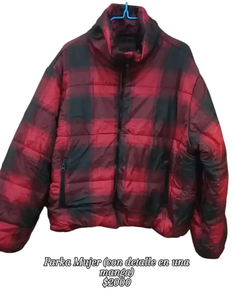 Parka de mujer a cuadros rojo y negro