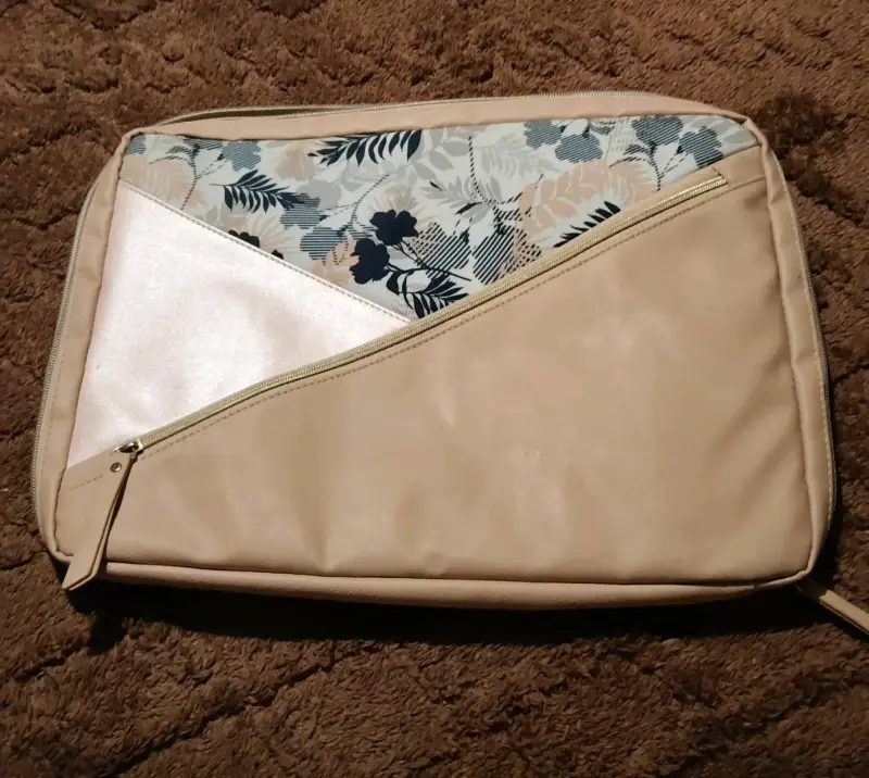 Funda para laptop beige con diseño floral