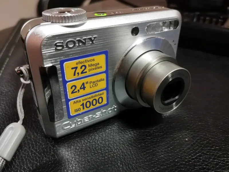 Cámara Sony Cyber-shot 7.2 MP con accesorios - 5