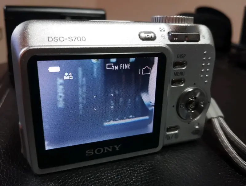 Cámara Sony Cyber-shot 7.2 MP con accesorios - 6