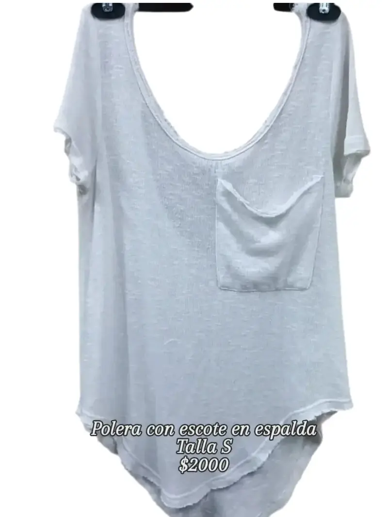 Polera blanca con escote en espalda