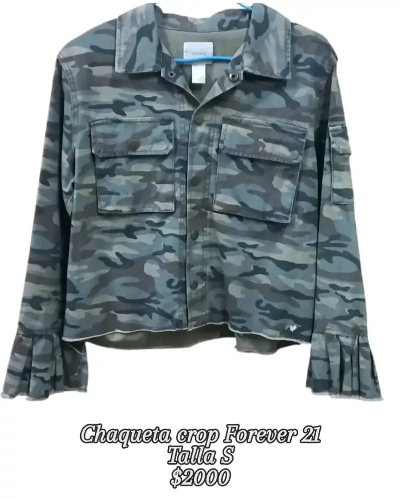 Chaqueta crop camuflada Forever 21 talla S