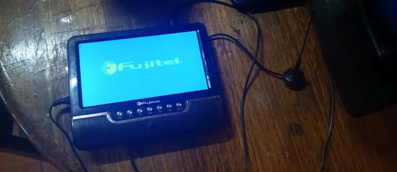 Televisor portátil Fujitel con pantalla LCD - 1