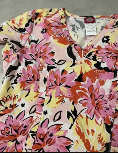 Blusa Médica Estampado Floral Mujer Marca Dickies - miniatura 2