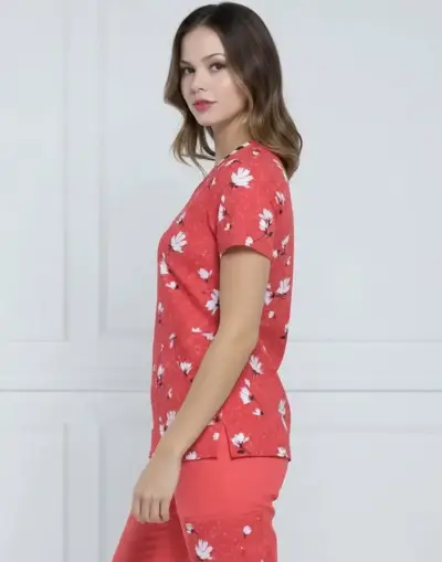 Blusa médica roja con estampado floral marca Elle - miniatura 3