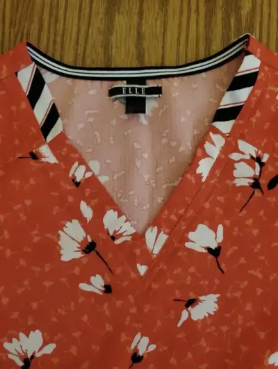 Blusa médica roja con estampado floral marca Elle - miniatura 5
