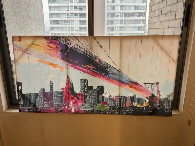 Cuadro decorativo de ciudad con puente colorido