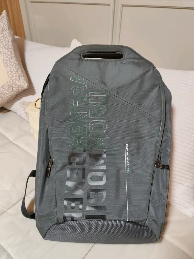 Mochila gris Generación Mobile con diseño moderno - 1