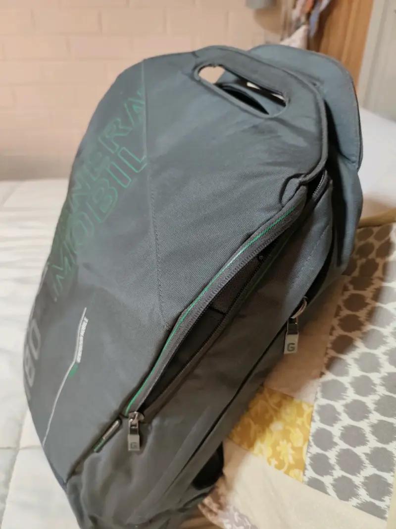 Mochila gris Generación Mobile con diseño moderno - 2
