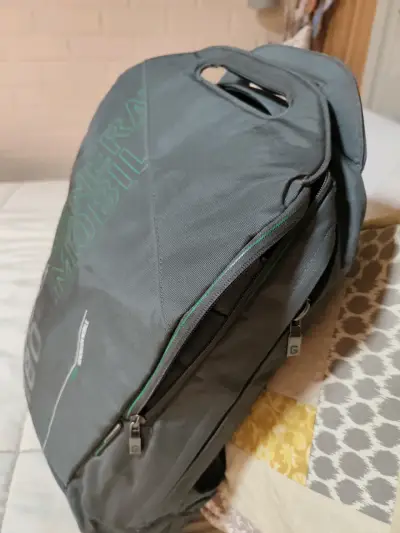 Mochila gris Generación Mobile con diseño moderno - miniatura 2