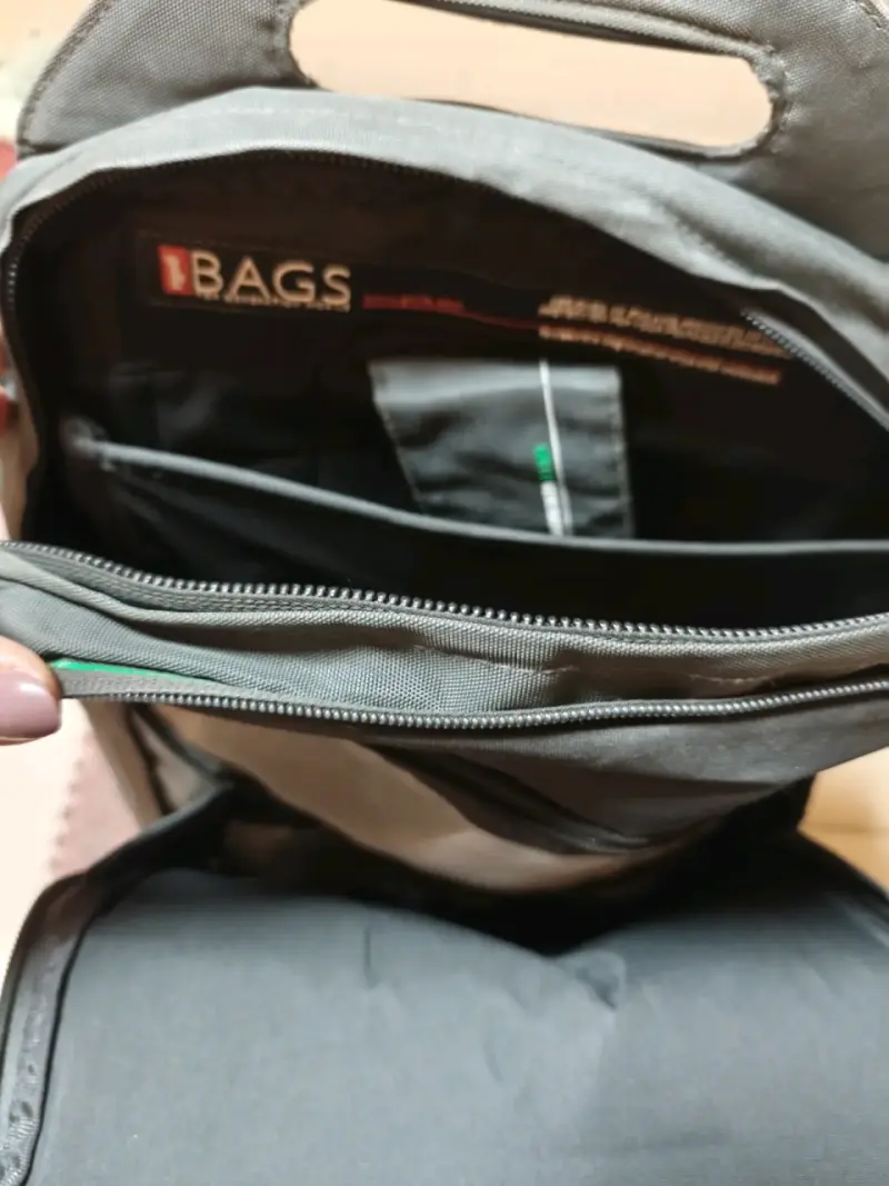 Mochila gris Generación Mobile con diseño moderno - 4