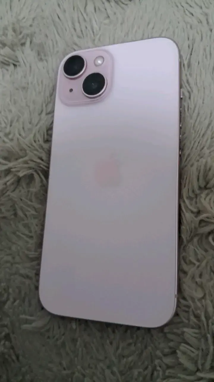 iPhone 15 rosa en excelente estado - 1