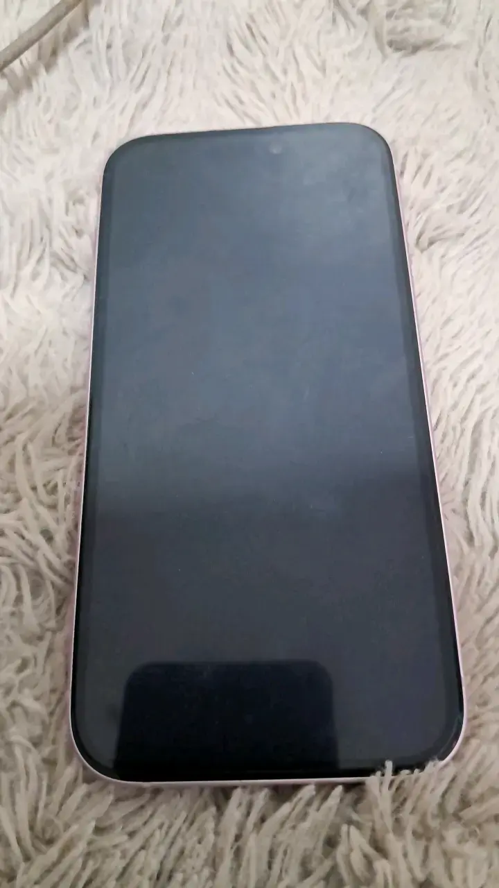 iPhone 15 rosa en excelente estado - 2