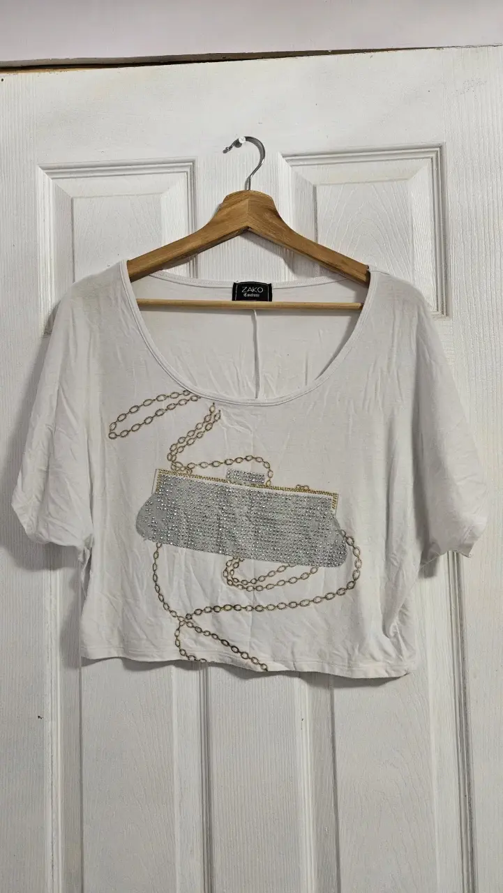 Polera blanca con diseño de cadenas Zako