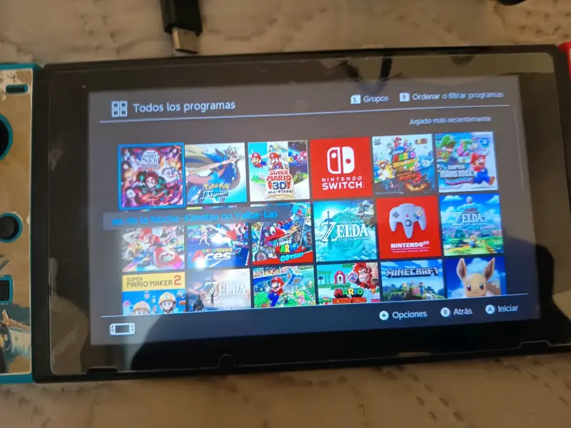Nintendo Switch con accesorios y cargador - 3