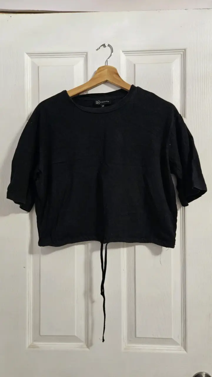 Polera negra con cordón ajustable