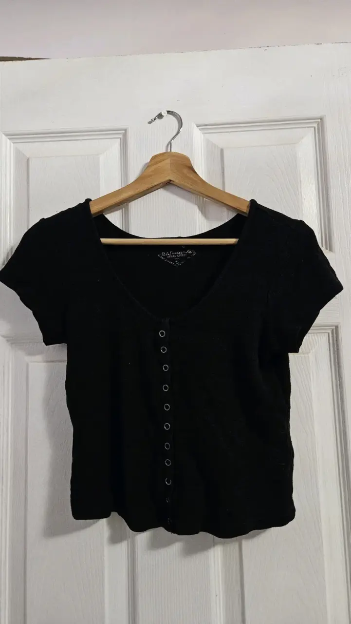 Polera negra con botones estilo casual