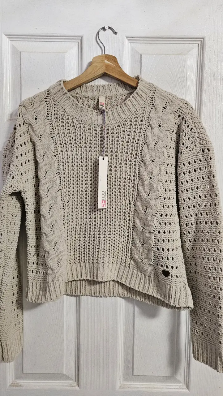Suéter de punto beige con diseño trenzado